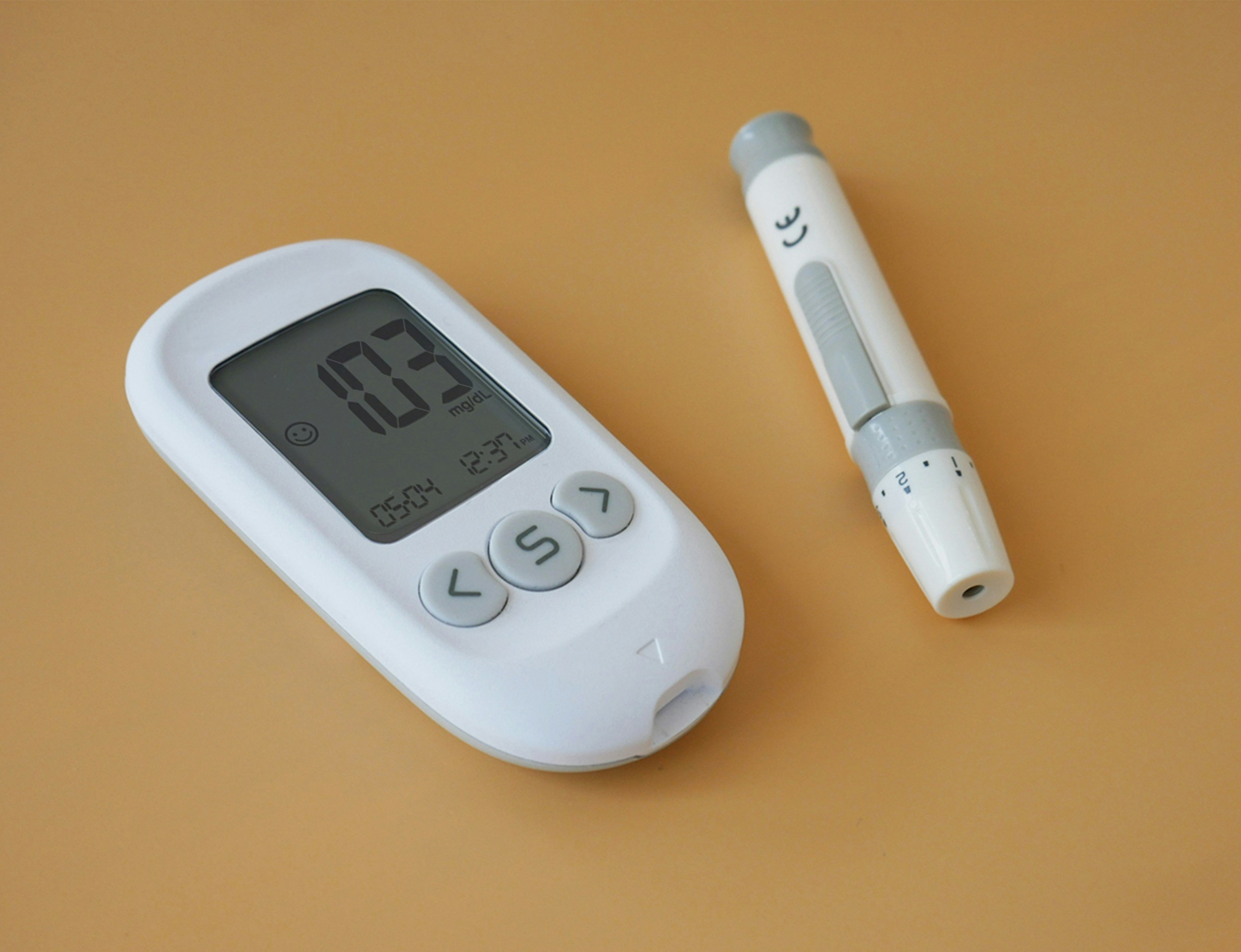 Ein Patient passt eine Smartwatch für ein medizinisches Gerät an.